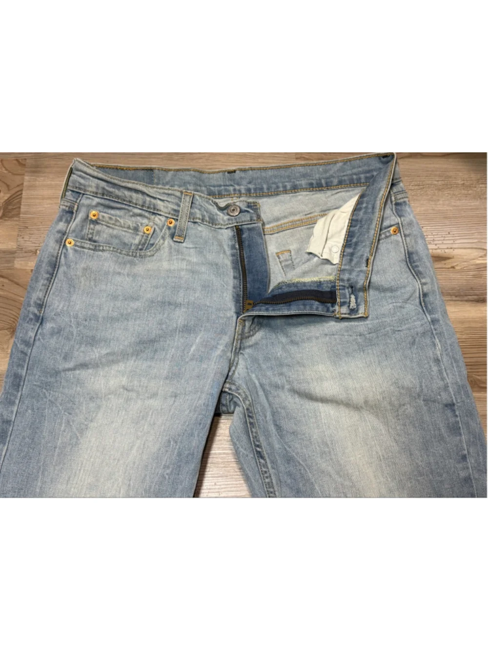 Like new Men's Levi's 514 Straight Leg Jeans Light Wash Blue Size 34x32